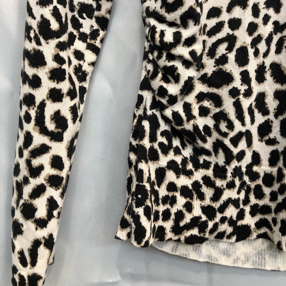Synched leopard print button-up cardigan sweater🤎